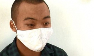 Nghe tiếng em bé khóc, thanh niên ăn trộm chui vào mùng dỗ con của chủ nhà