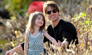 Suri Cruise: 'Công chúa' sinh ra từ vạch đích và 10 năm chưa gặp lại cha Tom Cruise