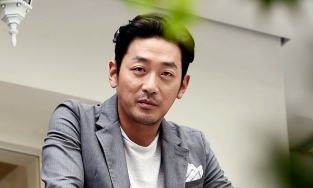 Ha Jung Woo là ai? 'Ông hoàng phòng vé', con trai tài tử Kim Yong Gun 