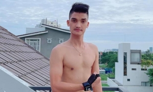 Mạc Văn Khoa khiến fan bất ngờ với thân hình lấp ló 'múi sầu riêng'