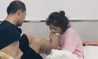 Cảm động người chồng không có tay đành dùng chân chăm sóc vợ nằm viện