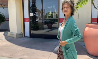 Kim Ngân ăn mặc trẻ trung, nhàn nhã dạo phố shopping 