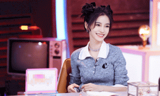 Angela Baby trẻ như thiếu nữ đôi mươi với tóc búi '2 sừng'