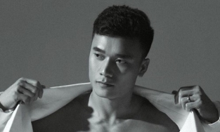 Bùi Tiến Dũng làm fan girl mất ngủ bằng cảnh chống đẩy tại nhà