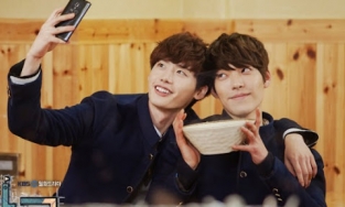 Lee Jong Suk chứng minh 'tình thương mến thương' với bạn thân Kim Woo Bin bằng việc làm này