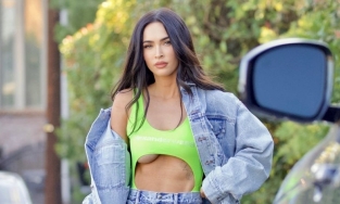 Megan Fox khoe street style gợi cảm, lộ ảnh gì trong màn hình điện thoại mà leo top hot search?