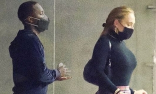 Adele thon thả với váy ngắn giày cao gót xuống phố hẹn hò bạn trai