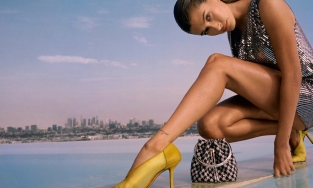 Bà xã Justin Bieber khoe chân dài chuẩn mẫu trong thiết kế cắt xẻ táo bạo