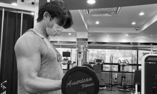 'Yêu tinh' Gong Yoo khoe bắp tay lực lưỡng, netizen chỉ biết thốt lên: 'Nguyện được kẹp trong vòng tay ấy'