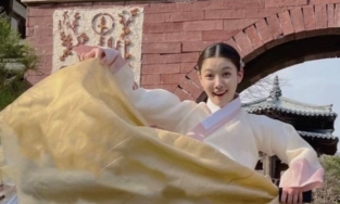 'Em gái quốc dân' Kim Yoo Jung 'đu đưa' hết mình tại hậu trường phim mới