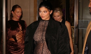 Bà bầu Kylie Jenner diện jumpsuit ren xuyên thấu tại tuần lễ thời trang New York