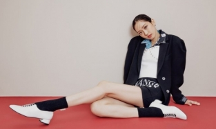 Mỹ nhân 'Penthouse' Han Ji Hyun khoe chân dài thẳng tắp trong bộ ảnh mới