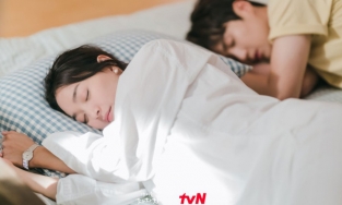 Cảnh 'giường chiếu' của Shin Min Ah và Kim Seon Ho giúp 'Hometown Cha-Cha-Cha' đạt rating cao kỷ lục