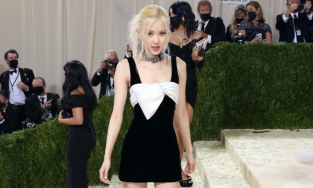 Rosé (BLACKPINK) được chào đón thế nào khi lần đầu sải bước Met Gala 2021?