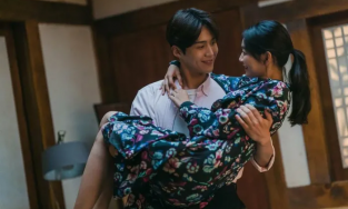  Hometown Cha Cha Cha tập 11: Dân làng 'bắt quả tang' Doo Sik hôn Hye Jin 