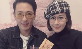 Cặp đôi 'Lệnh Hồ Xung' 25 năm ăn chay, không sinh con để giữ dáng 