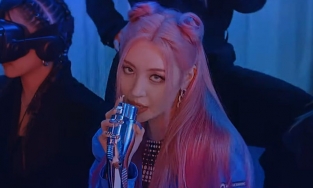 Sunmi nhuộm tóc hồng cá tính trong MV mới 'Go Or Stop?'