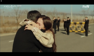 'Hạ cánh nơi anh' từng có cái kết bi kịch, biên kịch 'quay xe gấp' vì chemistry của Son Ye Jin và Hyun Bin quá ngọt