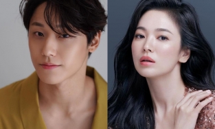 Song Hye Kyo cặp kè trai trẻ kém 14 tuổi trong phim của đạo diễn 'Hậu Duệ Mặt Trời'