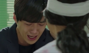 Kim Seon Ho từng quỳ gối 3 tiếng năn nỉ người yêu cũ đừng bỏ mình