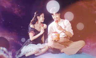 IU chính thức ra MV mới, chiêu đãi toàn cảnh ngọt lịm đúng chuẩn 'Strawberry Moon'