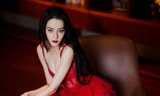 Váy đỏ của Địch Lệ Nhiệt Ba quá đẹp nhưng fan chỉ để ý cặp môi của cô nàng
