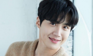 Rộ tin Kim Seon Ho bị bạn gái cũ 'gài' có bầu, bị công ty chơi xấu