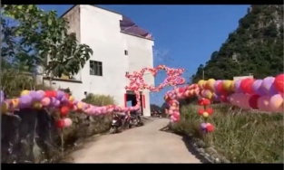 Dân tình rần rần với đám cưới ngập tràn bong bóng giữa rừng núi