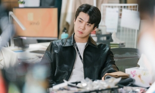 Tạo hình tài phiệt của Sehun (EXO) trong phim mới đóng cùng 'chị đại' Song Hye Kyo
