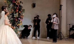 IU hát ca khúc chúc mừng trong đám cưới của bạn diễn cũ Lee Ji Hoon 