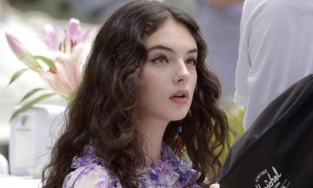 Vẻ đẹp nữ thần của con gái 'Bond girl' Monica Bellucci ở tuổi 'em chưa 18'