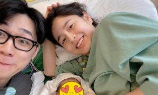 Hot mom Nam Thương hạ sinh con lần 2, mẹ bỉm mặc đồ bệnh viện vẫn xinh đẹp