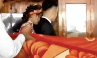 Phong tục miền Tây: Cô dâu chú rể chui vào chăn 'hành lễ' trước mặt quan khách