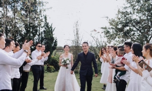 Đi máy bay bị delay, cô gái 'vớ' được cơ trưởng, cầu hôn sau 1 tháng