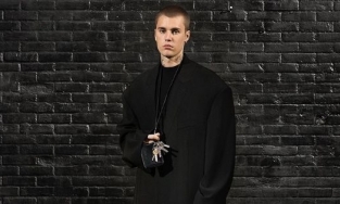 Justin Bieber bỏ nghề hát đi làm 'linh mục' cho hãng thời trang Balenciaga?