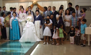 Choáng với 'việc nhẹ lương cao' tại Hàn Quốc: Đi ăn cưới thuê