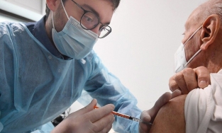 Người đàn ông đeo tay giả đi tiêm vaccine để lấy giấy chứng nhận đã tiêm