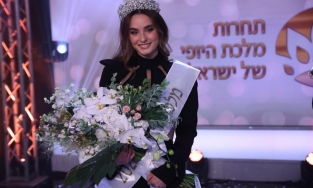Hoa hậu chủ nhà Israel ngất xỉu trên sân khấu trước giờ chung kết Miss Universe vì kiệt sức