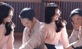 Jung Hae In ngượng ngùng không dám nhìn vào mắt Jisoo (Blackpink) tại hậu trường 'Snowdrop'