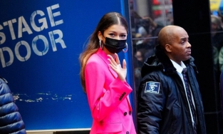 Diện mốt 'no bra', Zendaya vẫn kín đáo, cổ điển tại sự kiện quảng bá 'Spider-Man: No Way Home'