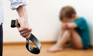 Dạy con bằng 'đòn roi' có thể khiến trẻ bị teo não