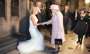 Cặp đôi thường dân được nữ hoàng Elizabeth đến dự đám cưới dù chỉ mời cho vui