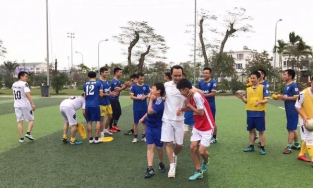 Dạy con như tỷ phú FLC Trịnh Văn Quyết: Dạy con cuốc đất từ nhỏ, bận mấy cũng phải đá bóng cùng con