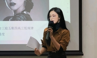 Nữ giảng viên Đại học Thanh Hoa xinh ngất ngây trên bục giảng