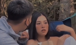 Rộ clip Tiểu Vy được trai lạ ngồi sát, vuốt tóc tình cảm hệt 'nhân tình'