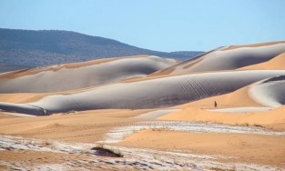 Tuyết rơi dày, sa mạc Sahara biến thành xứ sở tuyết trắng như trong truyện cổ tích