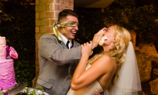 Bị chồng úp bánh vào mặt trong ngày cưới, cô gái ly hôn ngay tại hôn lễ