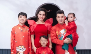 Ưng Hoàng Phúc khoe ảnh Tết gia đình nhưng spotlight chính là vòng 2 của mẹ ba con Kim Cương