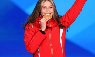 Bóc giá 4 chiếc nhẫn xa xỉ của 'bóng hồng' Olympic 2022 Eileen Gu khiến netizen rần rần