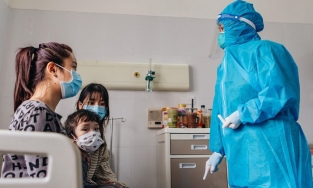 Cần đưa trẻ đi làm xét nghiệm chẩn đoán Covid-19 ngay nếu có những dấu hiệu này